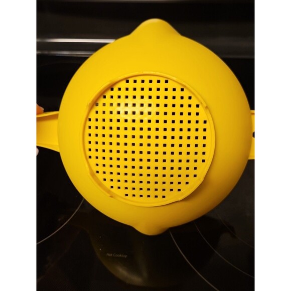 Vintage Tupperware 1523-8 Yellow 2 Qt Strainer Colander Handle 2 Spouts - Picture 14 of 15